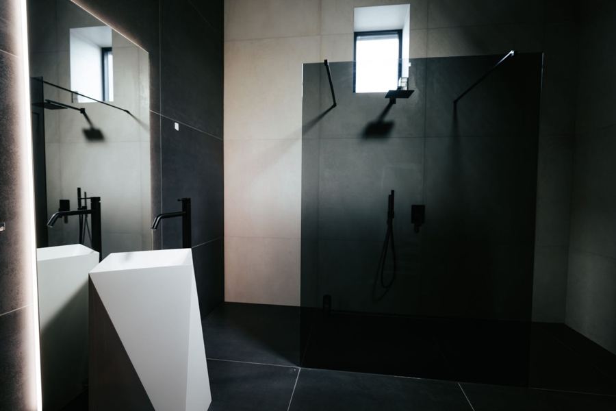 Kúpeľňa + WC – veľké nasvietené zrkadlo